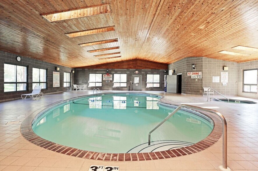 Building Photo - Colonial Heights