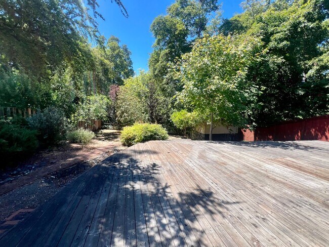 Building Photo - Charming 3 Bedroom 2 Bath home with large ...