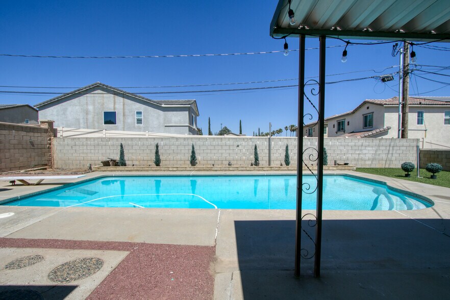 Building Photo - 1034 Thompson Ave N