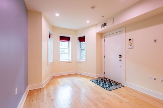 Building Photo - Lovely 1 BR + 1 Den/2 BA Condo in Mt Vernon Square!