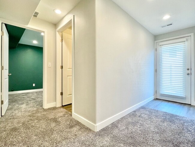 Building Photo - HOLIDAY MOVE IN SPECIAL!