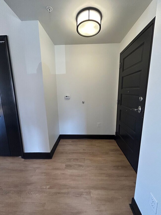 Building Photo - Luxury Downtown Living | Spacious 1-Bedroom 1-Bathroom Loft