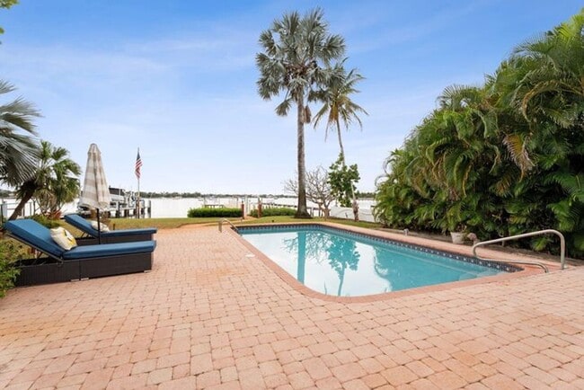 Building Photo - 114 S Lake Dr