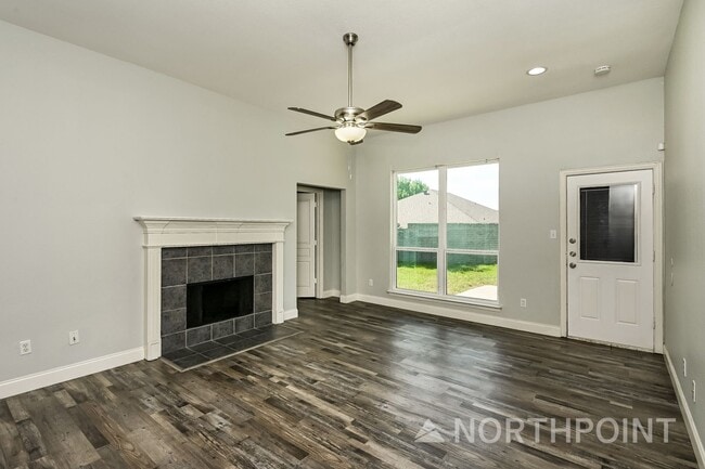 Building Photo - 3 BR/2BA & Den | Single Family Home | 2-Car Garage | Fenced backyard