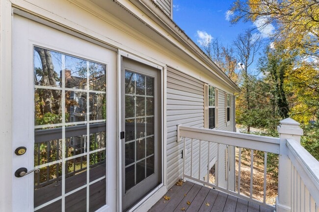 Building Photo - Top Floor Condo with Fireplace and Open Floorplan! Assigned Parking!