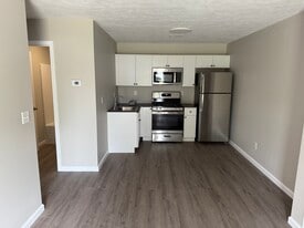 2 bed Kitchen - 1309 E Main St