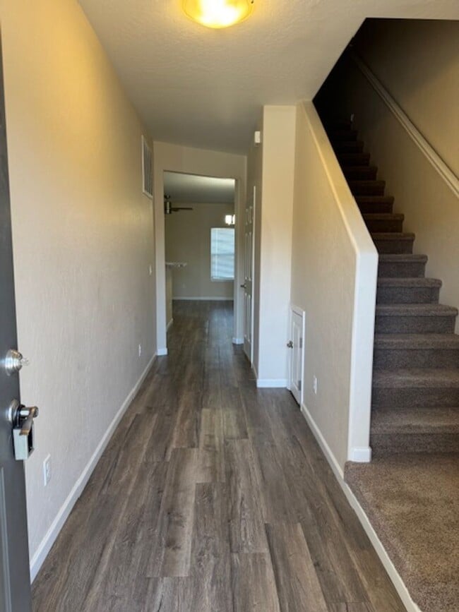 Building Photo - Modern 2-Story Townhome in Prime Mesa Mall Location!