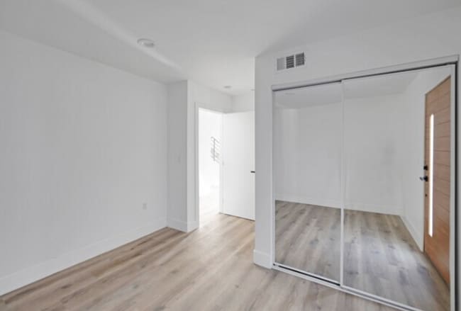 Building Photo - Newer Townhouse Available!