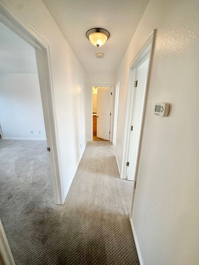 Building Photo - 3 Bedroom End Unit Townhome!