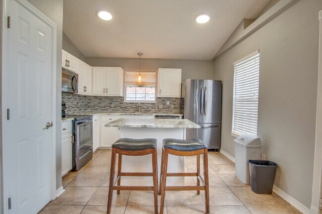Building Photo - Available now – 3BR/2BA Patio Home with Fi...