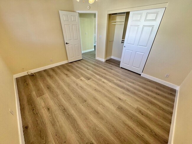 Building Photo - LAKEFRONT - 2 STORY SPACIOUS 4 BEDROOM HOU...