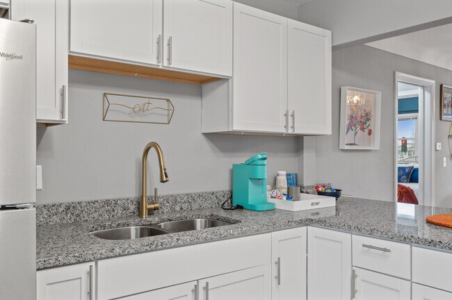 Building Photo - 248 Ruth St N