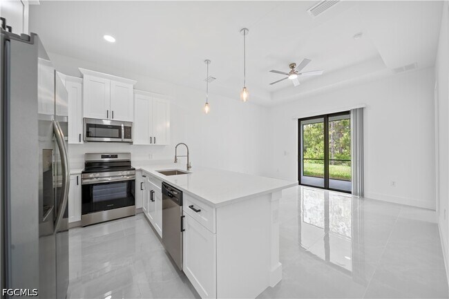 Building Photo - 2218 Fairway Dr