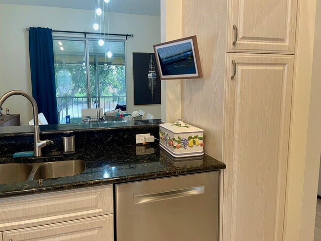 Building Photo - 9709 Shadybrook Dr