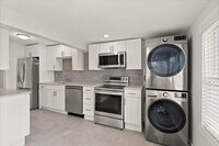 Building Photo - AVAILABLE NOW! 2 Bedroom 1 Bathroom Duplex in Kansas City $1400