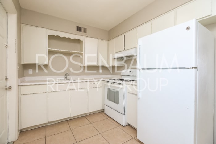 Building Photo - 826 E 4th Pl