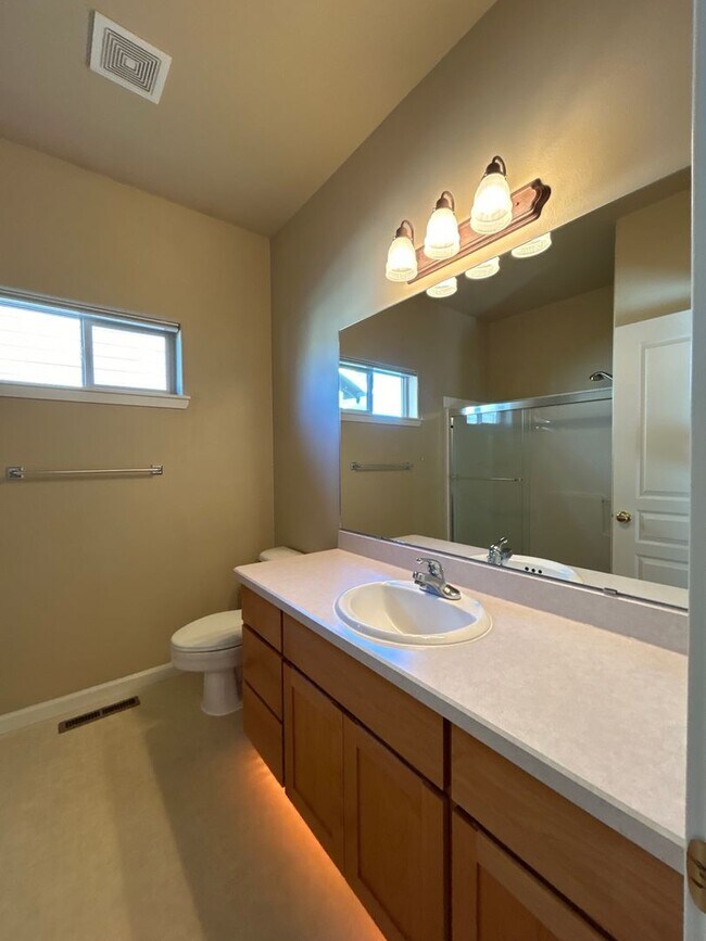 Building Photo - 3 Bedroom/ 2 Bathroom Home NW Redmond