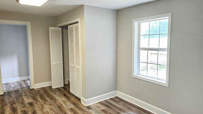 Building Photo - 1+Acre in the country! 2 bed/1.5 Bth- NO C...