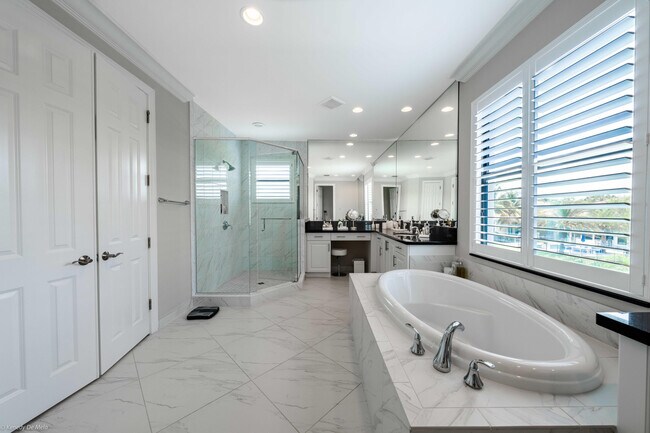 Building Photo - 9368 Eden Roc Ct