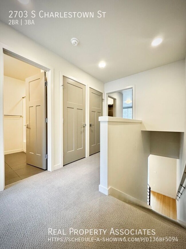 Building Photo - Gorgeous Townhome