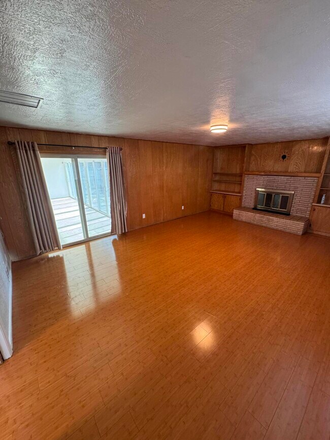 Building Photo - 1205 Valencia Dr NE