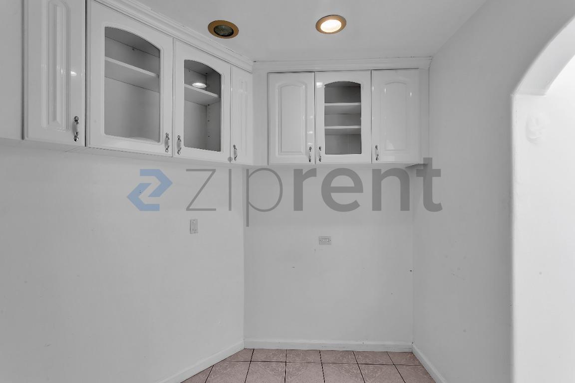 Building Photo - Unit