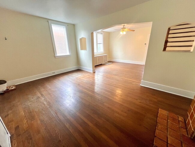 Building Photo - Spacious Home - 3 bedroom 1 bath - Squirre...