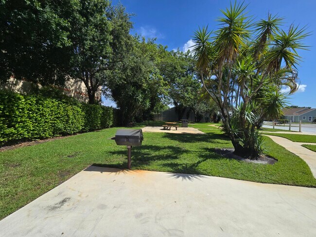 Building Photo - 1530 Royal Forest Ct