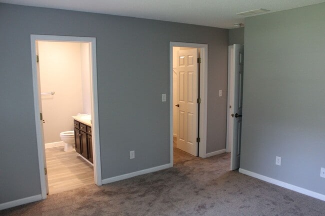 Building Photo - 612 Woodfield Cir