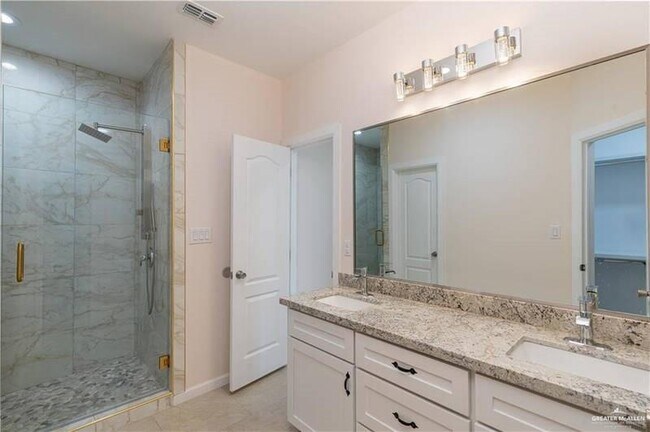 Building Photo - 2600 Vivien Dr