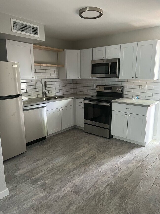 Building Photo - 12717 W Amy Dr