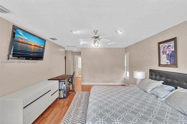 Building Photo - 3877 Bimini Ave