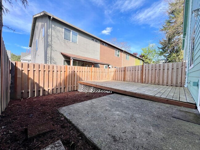 Building Photo - Spacious, Updated Townhome in Prime Beaverton Location!