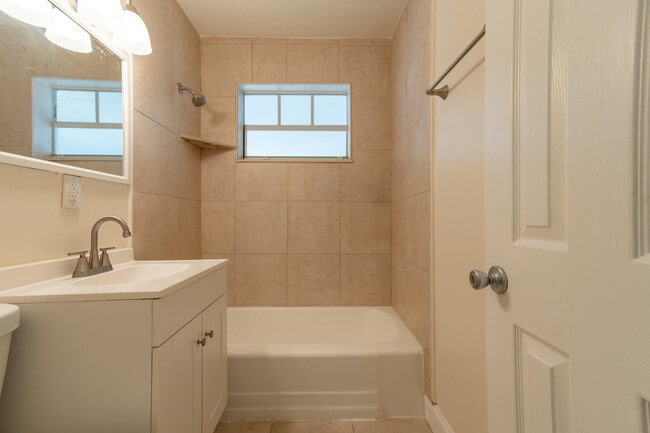 Building Photo - 170 SE Serenata Ct