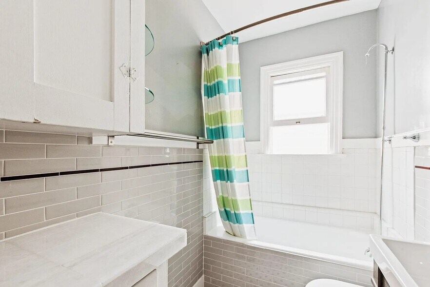 Bath - 1033 Grant St