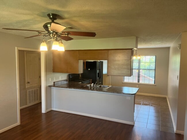 Building Photo - 3 Bed 2 Bath Home