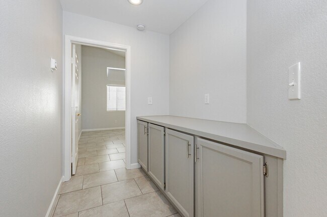Building Photo - Peccole Ranch 3 Bed 2 Bath Gated Ascot Park Beauty