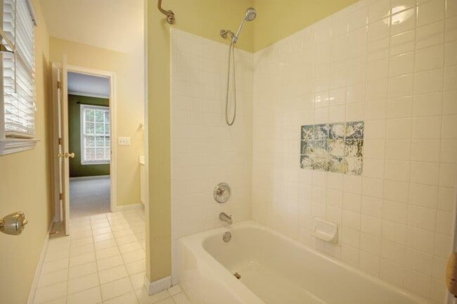 Building Photo - 1050 Knoll Terrace