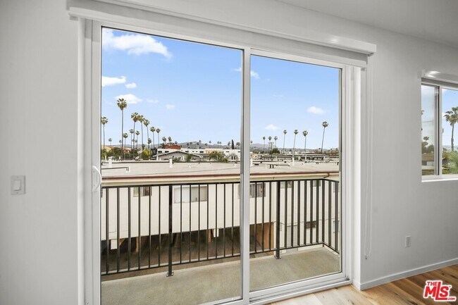 Building Photo - 849 N Mariposa Ave