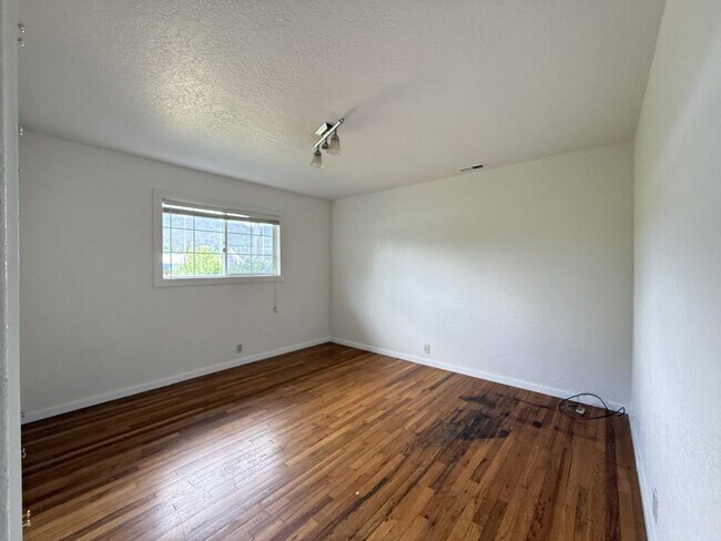 Building Photo - 733 NE Wharton Dr