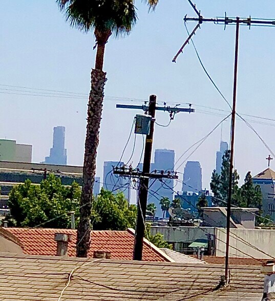 Building Photo - 1759 N Mariposa Ave