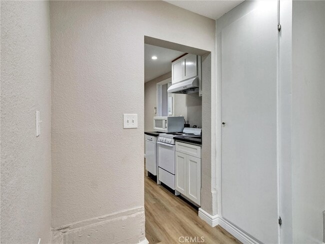 Building Photo - 985 1/2 Dexter Street Unit