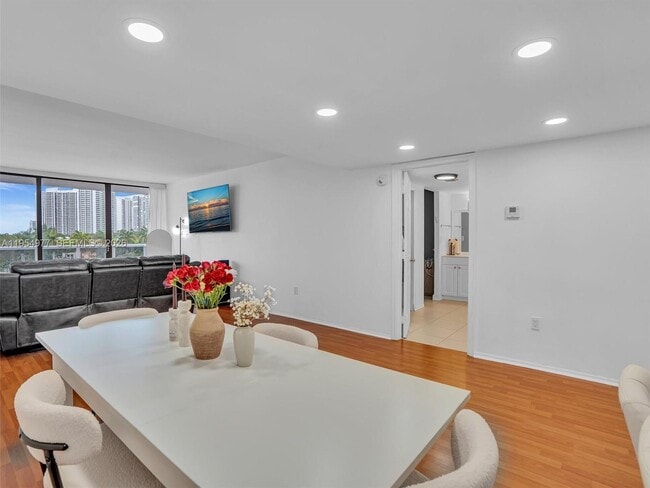 Building Photo - 3675 N Country Club Dr