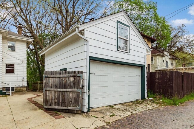 Building Photo - 2074 Iuka Ave