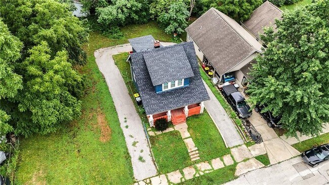 Building Photo - Great 2 bedroom 2 FULL bathrooms remodeled...