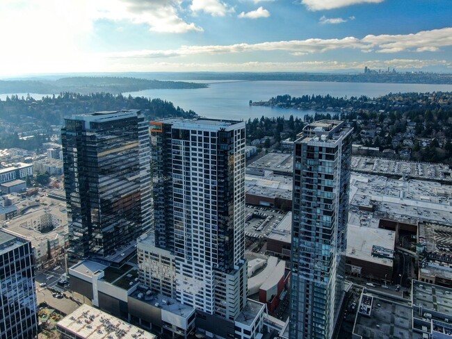 Building Photo - 3Bd/2.5Ba Bellevue Condo