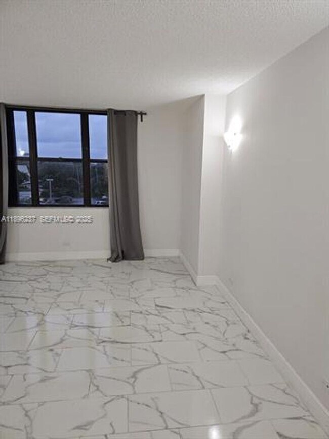 Building Photo - 1800 NE 114th St