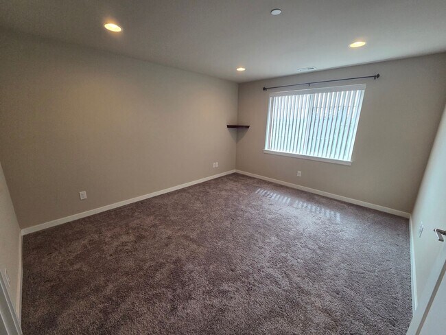 Building Photo - 2524 Jacaranda Ave