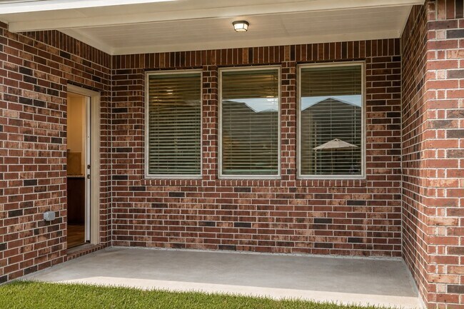 Building Photo - 31415 Whitcombe Summit Wy