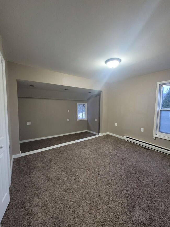 Building Photo - 3 bedroom 1.5 Bath Now Available - William...